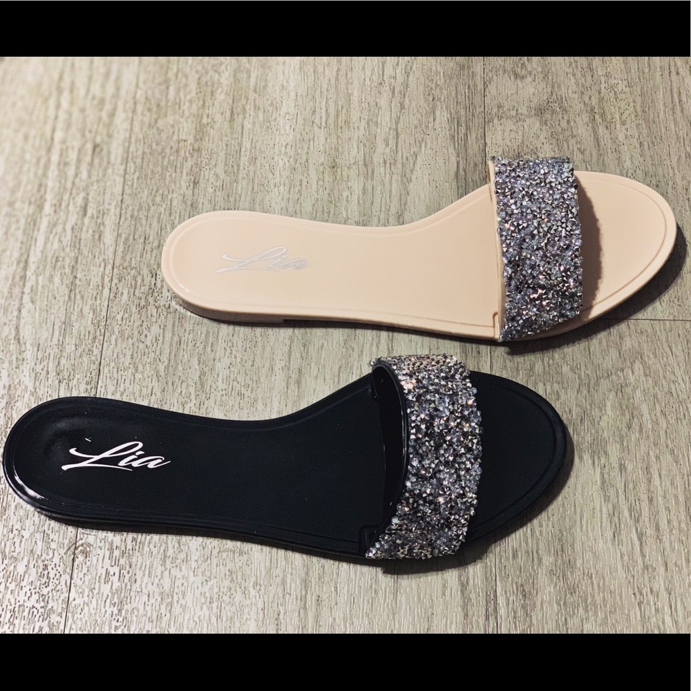 Jelly sandals in black and nude!